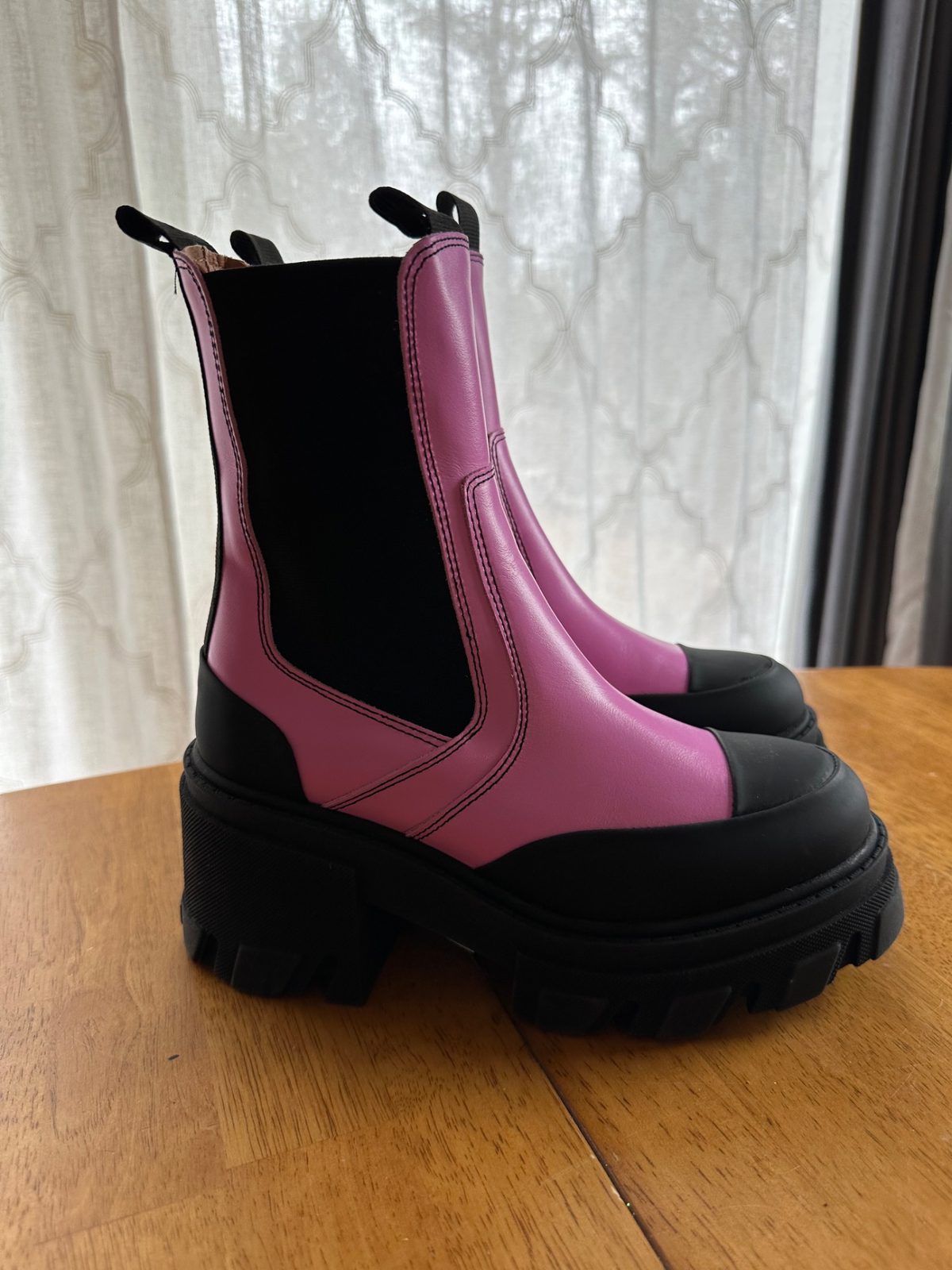 GANNI♦レザー チェルシーブーツ バイカラー pink GANNI Cleated Mid Chelsea Boot (37) | Used,… | Noihsaf Bazaar