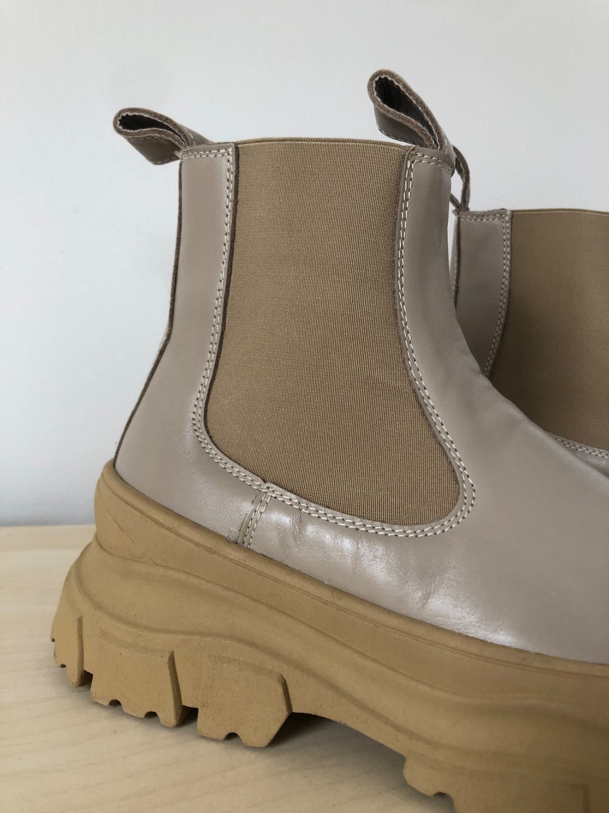 【関税込み】Sofie D'Hoore ベージュ Fabulous チェルシーブーツ Sofie D'Hoore Fabulous Chelsea Boots (39.5) | Used