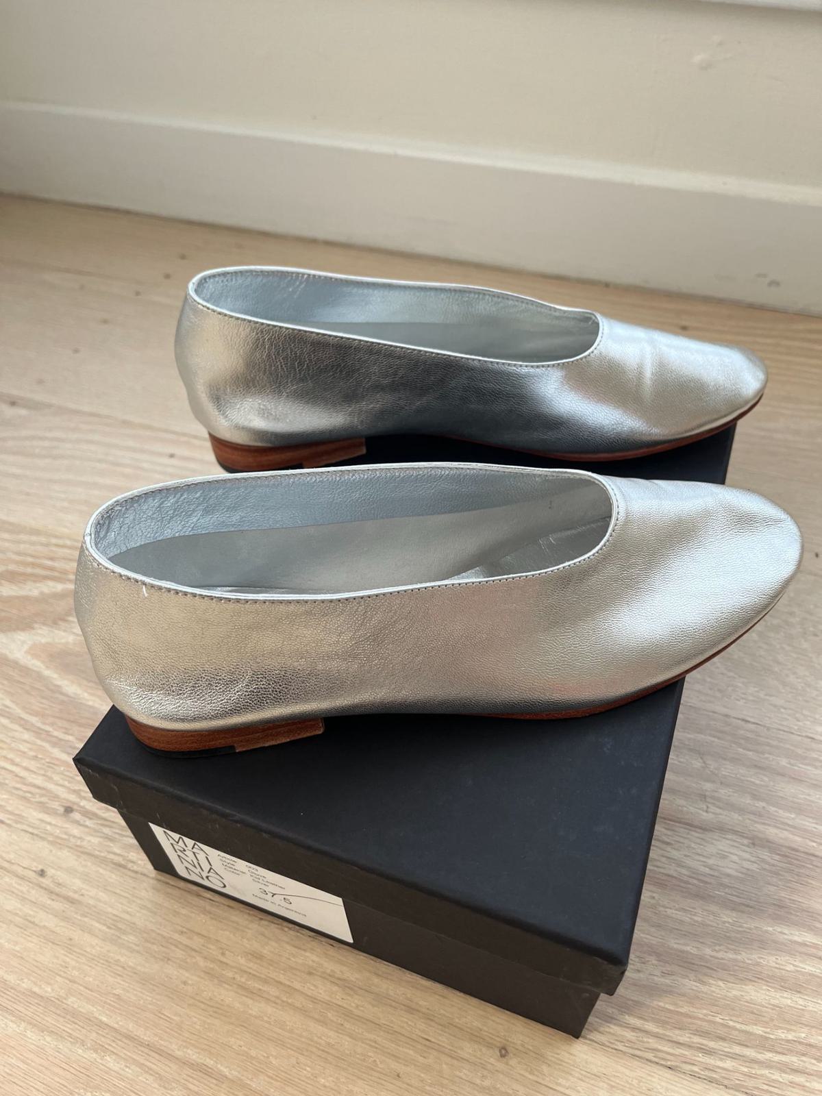 Martiniano Shoes Glove Silver (37.5) | Used,… | Noihsaf Bazaar Martiniano Shoes Glove Silver (37.5) | Used,… | Noihsaf Bazaar