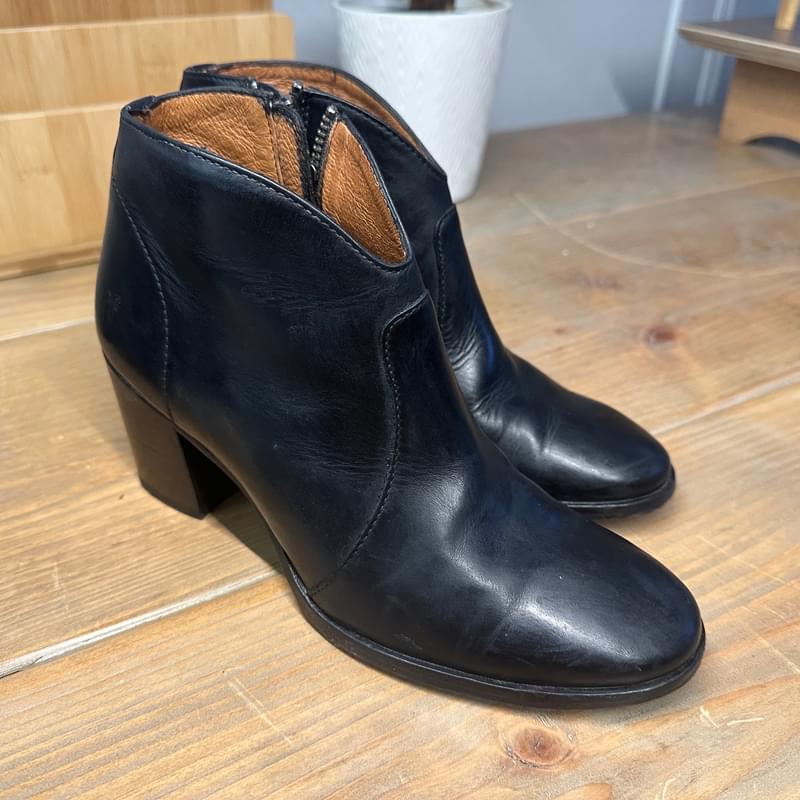 Frye nora zip short black on sale