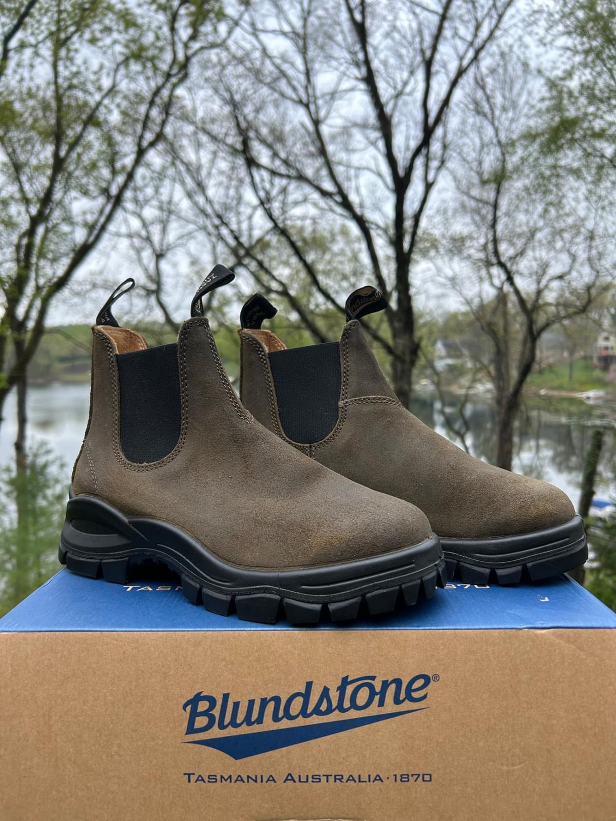 Blundstone #2322 Lug Chelsea Boot in Dark Olive (8)… Noihsaf Bazaar