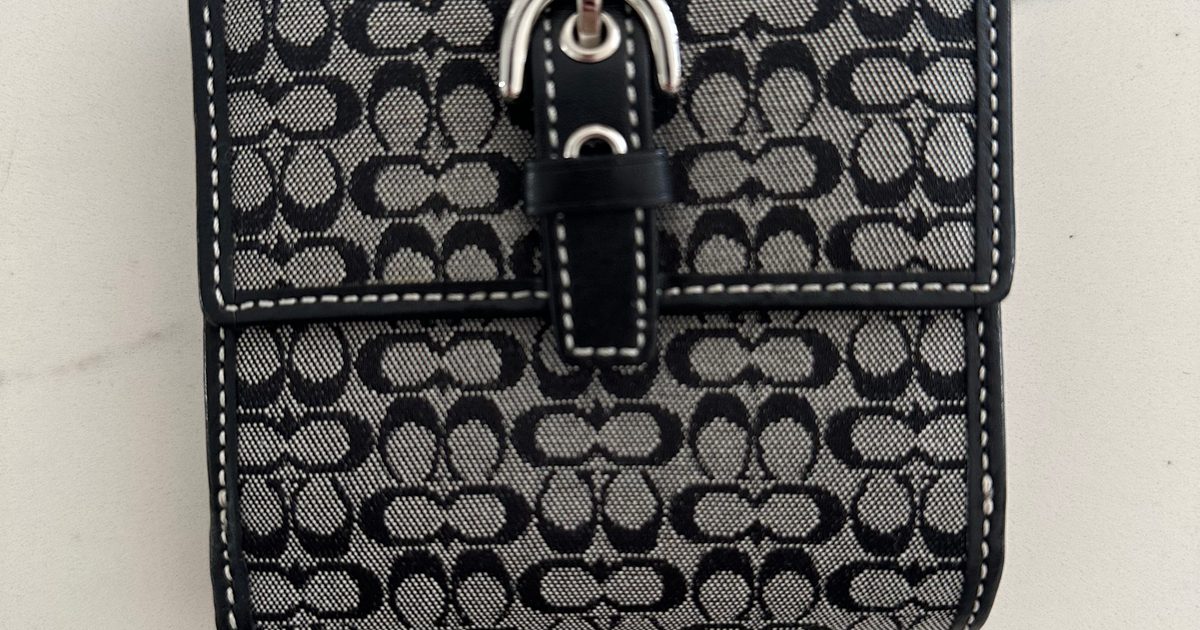 Coach Vintage Soho Signature Compact Wallet | Used,… | Noihsaf Bazaar Coach Vintage Soho Signature Compact Wallet | Used,… | Noihsaf Bazaar